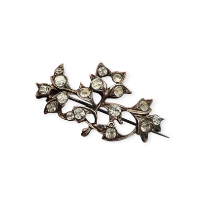Broche victoriano floral antiguo de plata con pastas vítreas, Estilo eduardiano, ca. 1890–1910