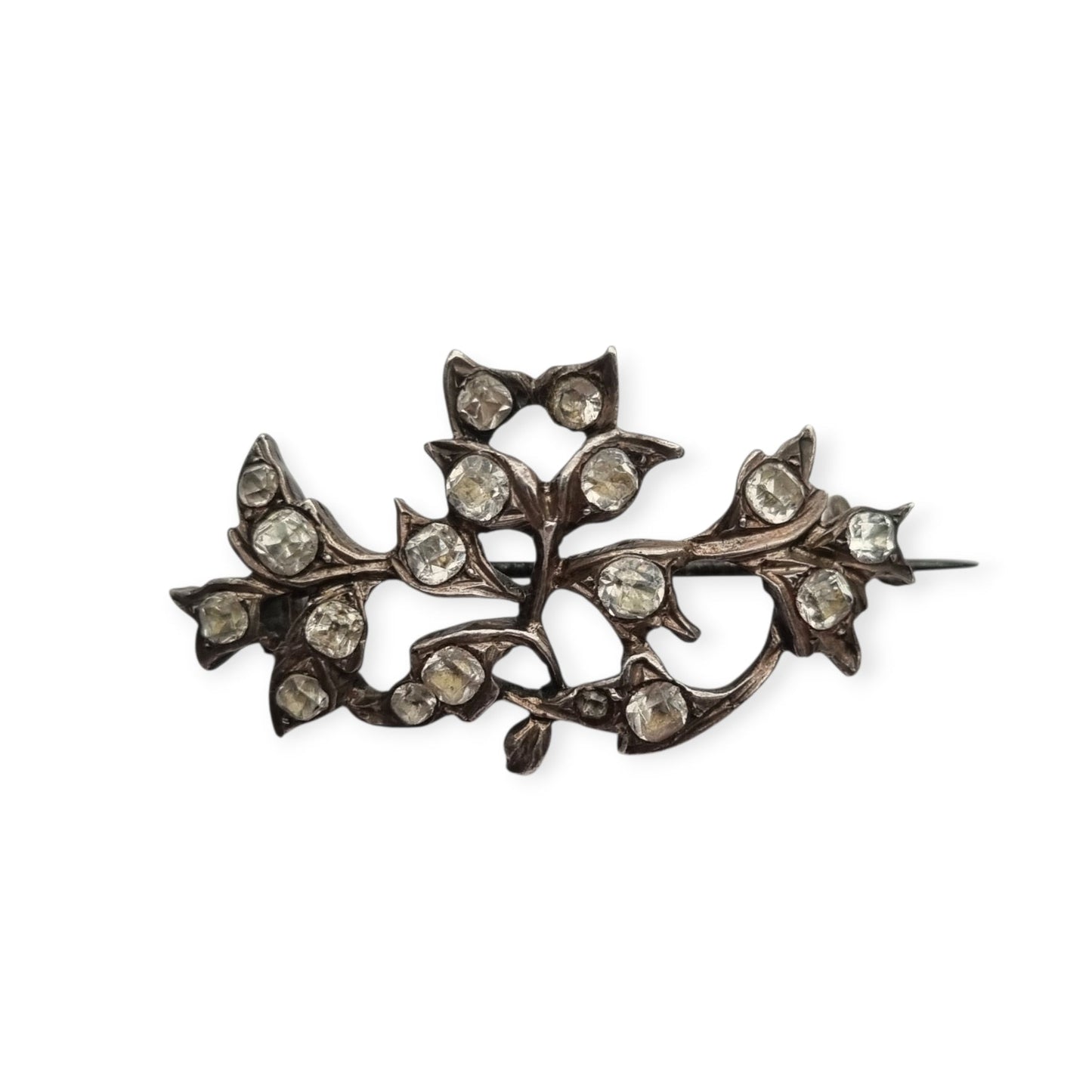 Broche victoriano floral antiguo de plata con pastas vítreas, Estilo eduardiano, ca. 1890–1910