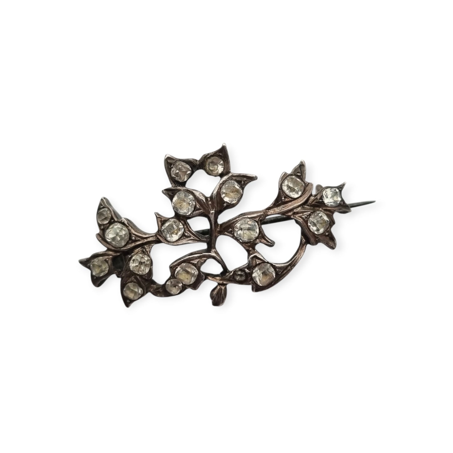 Broche victoriano floral antiguo de plata con pastas vítreas, Estilo eduardiano, ca. 1890–1910