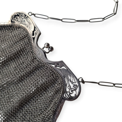 Bolso Antiguo de Malla en Plata 800 Art Nouveau con Boquilla Calada y Aves Estilizadas ca. 190