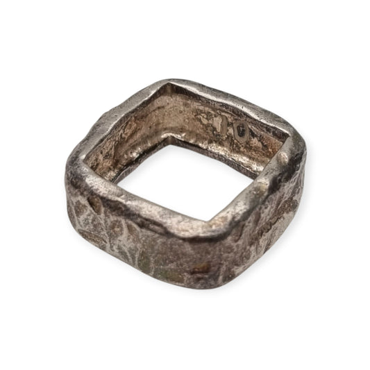 Brutalist square ring in 925 silver with abstract reliefs, vintage jewelry circa 1990
