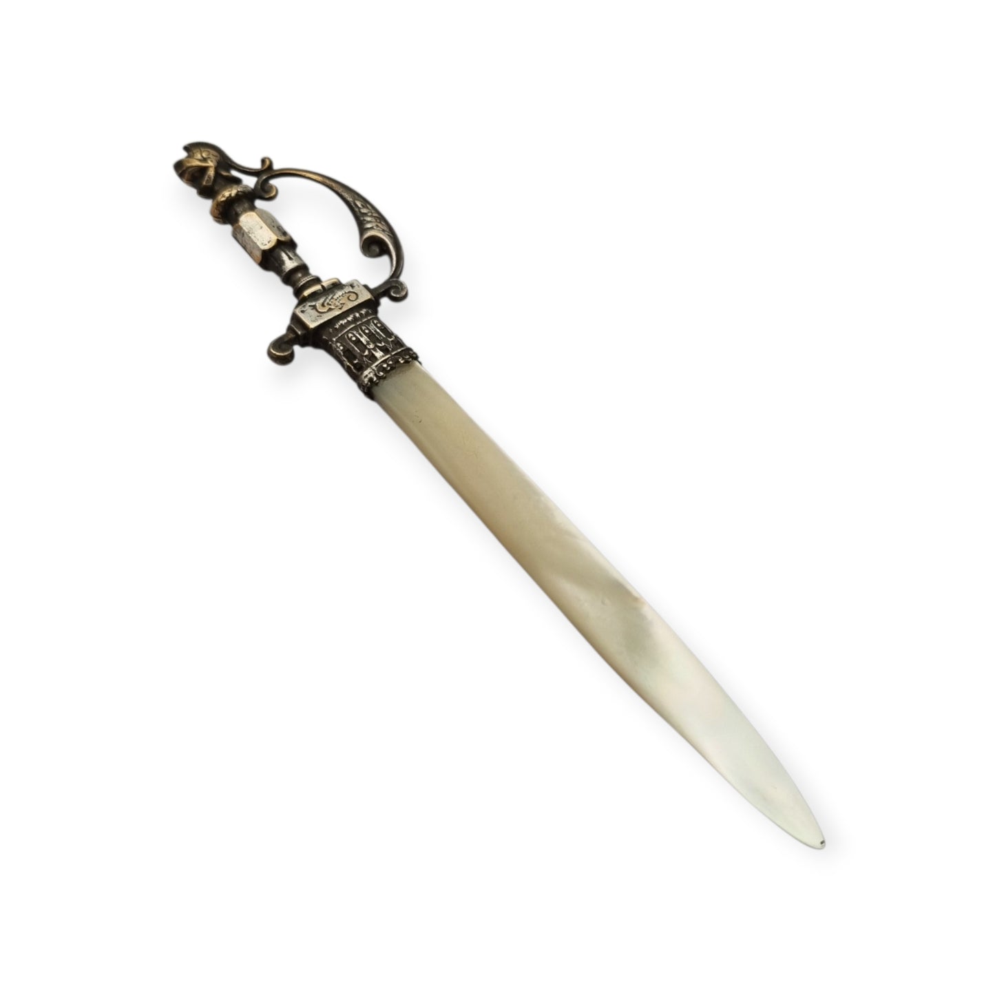 Abrecartas Fourvière francés con hoja de nácar y empuñadura bicolor, estilo neomedieval circa 1900–1930