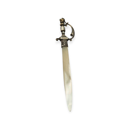 Abrecartas Fourvière francés con hoja de nácar y empuñadura bicolor, estilo neomedieval circa 1900–1930
