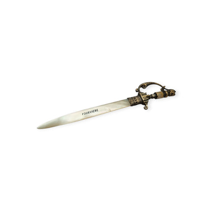 Abrecartas Fourvière francés con hoja de nácar y empuñadura bicolor, estilo neomedieval circa 1900–1930