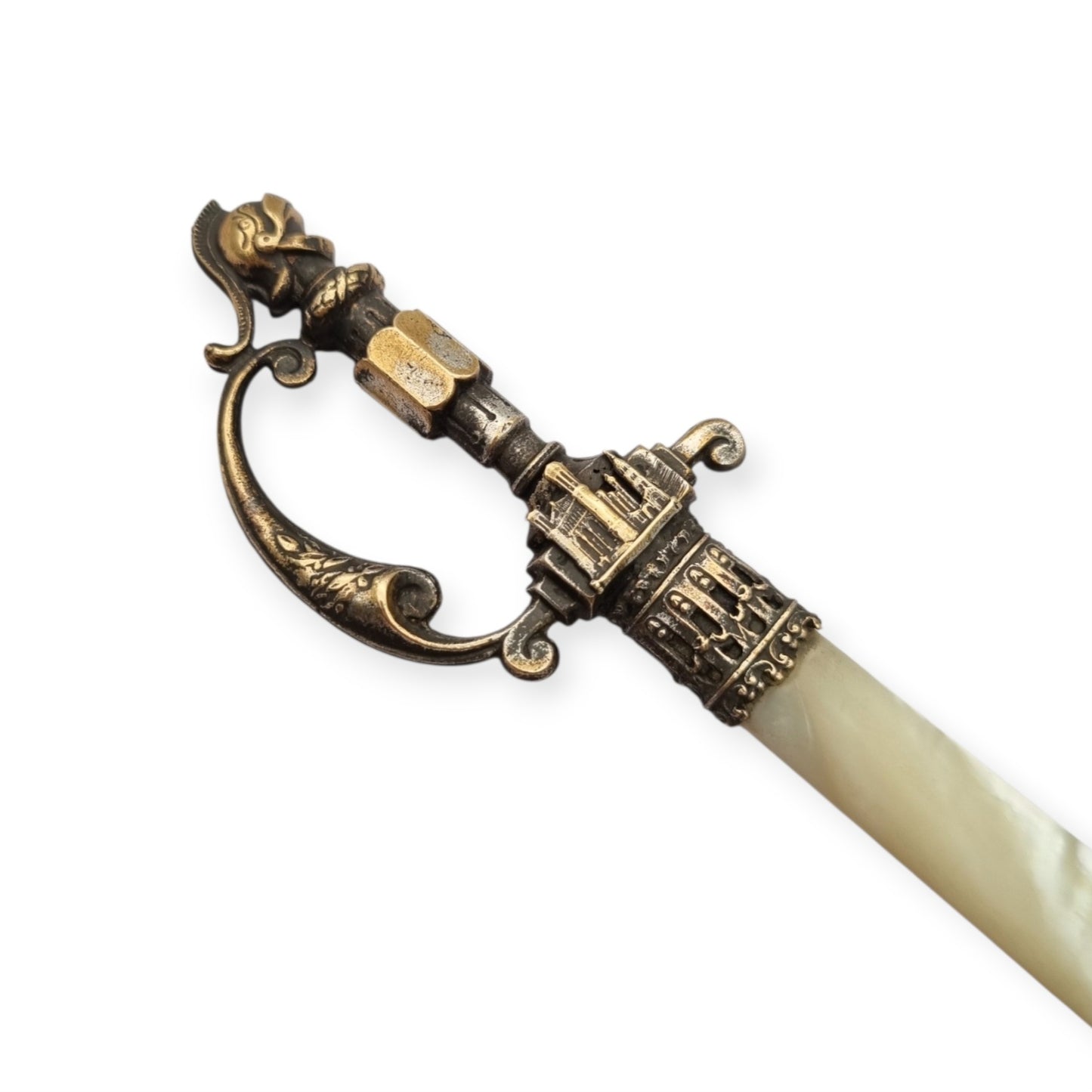 Abrecartas Fourvière francés con hoja de nácar y empuñadura bicolor, estilo neomedieval circa 1900–1930