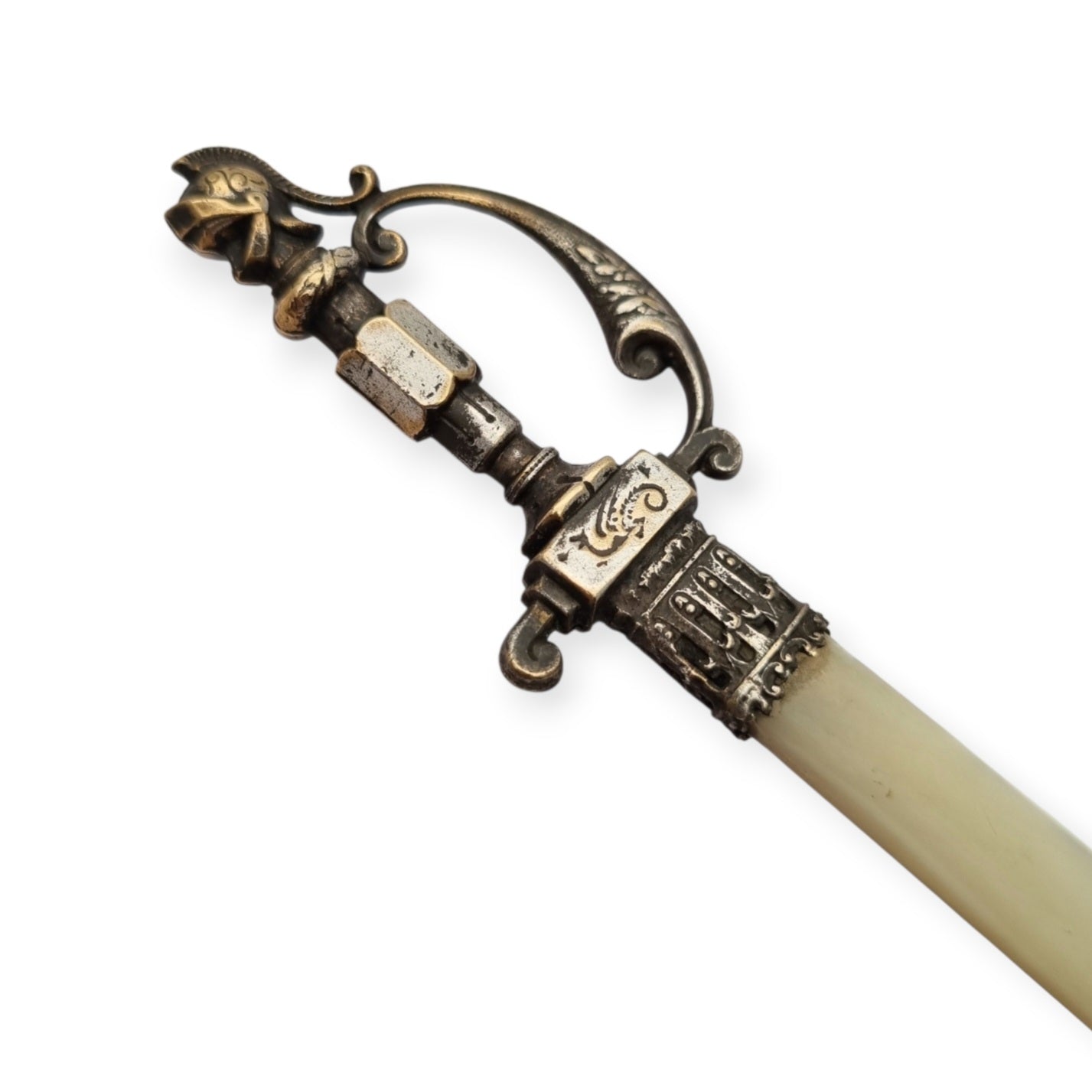 Abrecartas Fourvière francés con hoja de nácar y empuñadura bicolor, estilo neomedieval circa 1900–1930