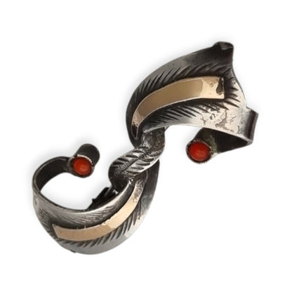 Broche Art Déco español en plata con vistas de oro y cabujones rojos, joyería antigua circa 1940–1950
