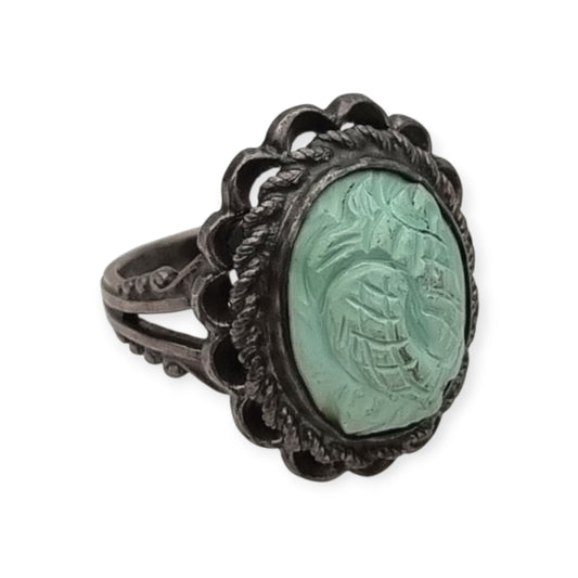 Anillo orientalista en plata  con dos peces afrontados tallados, circa 1940–1950