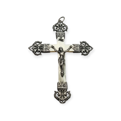 Cruz católica francesa antigua en plata y nácar con Cristo y remates calados, circa 1900–1930