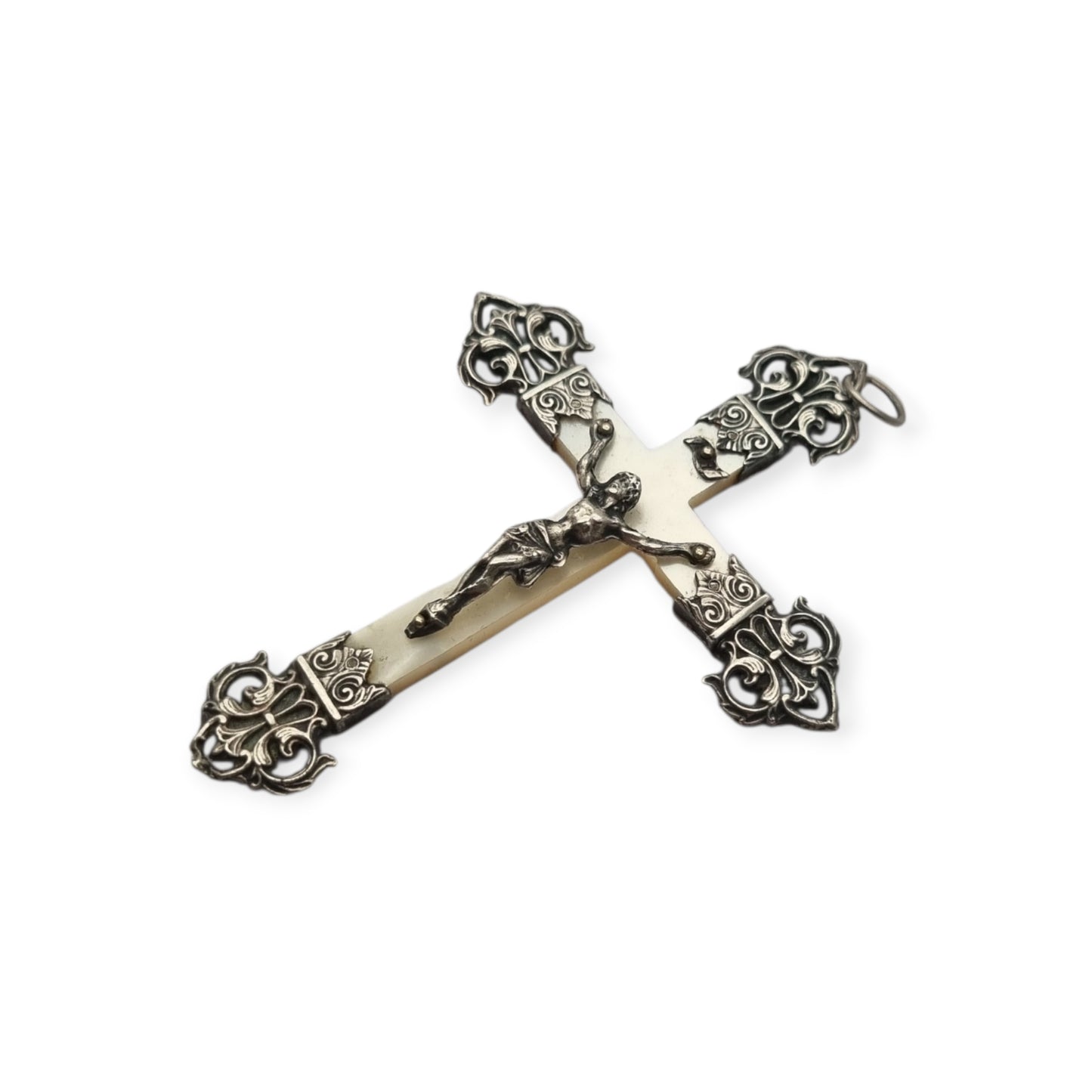 Cruz católica francesa antigua en plata y nácar con Cristo y remates calados, circa 1900–1930