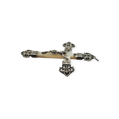 Cruz católica francesa antigua en plata y nácar con Cristo y remates calados, circa 1900–1930