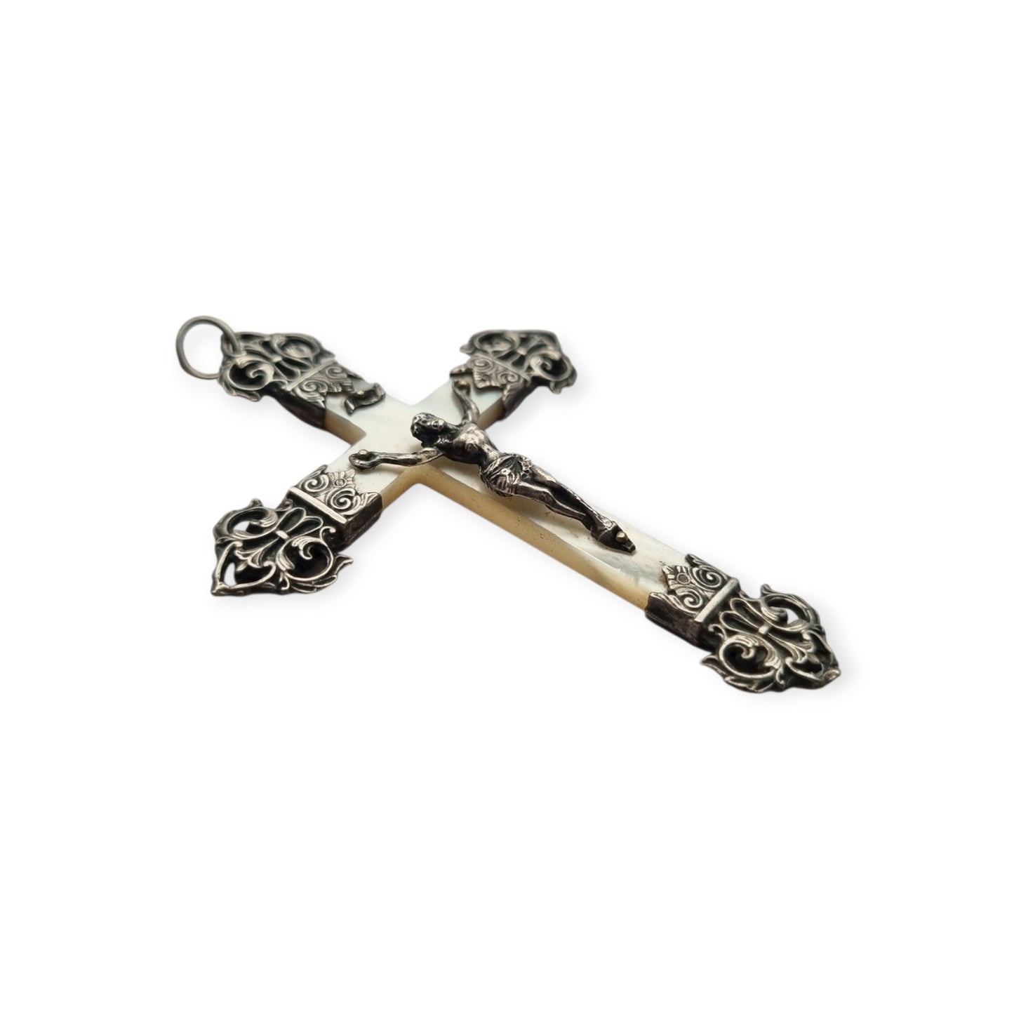 Cruz católica francesa antigua en plata y nácar con Cristo y remates calados, circa 1900–1930
