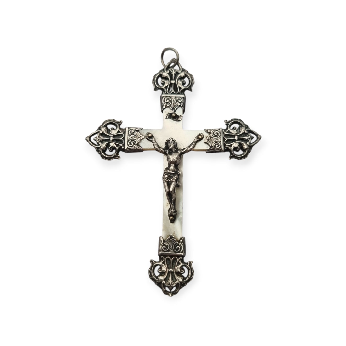 Cruz católica francesa antigua en plata y nácar con Cristo y remates calados, circa 1900–1930