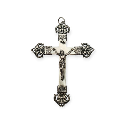 Cruz católica francesa antigua en plata y nácar con Cristo y remates calados, circa 1900–1930