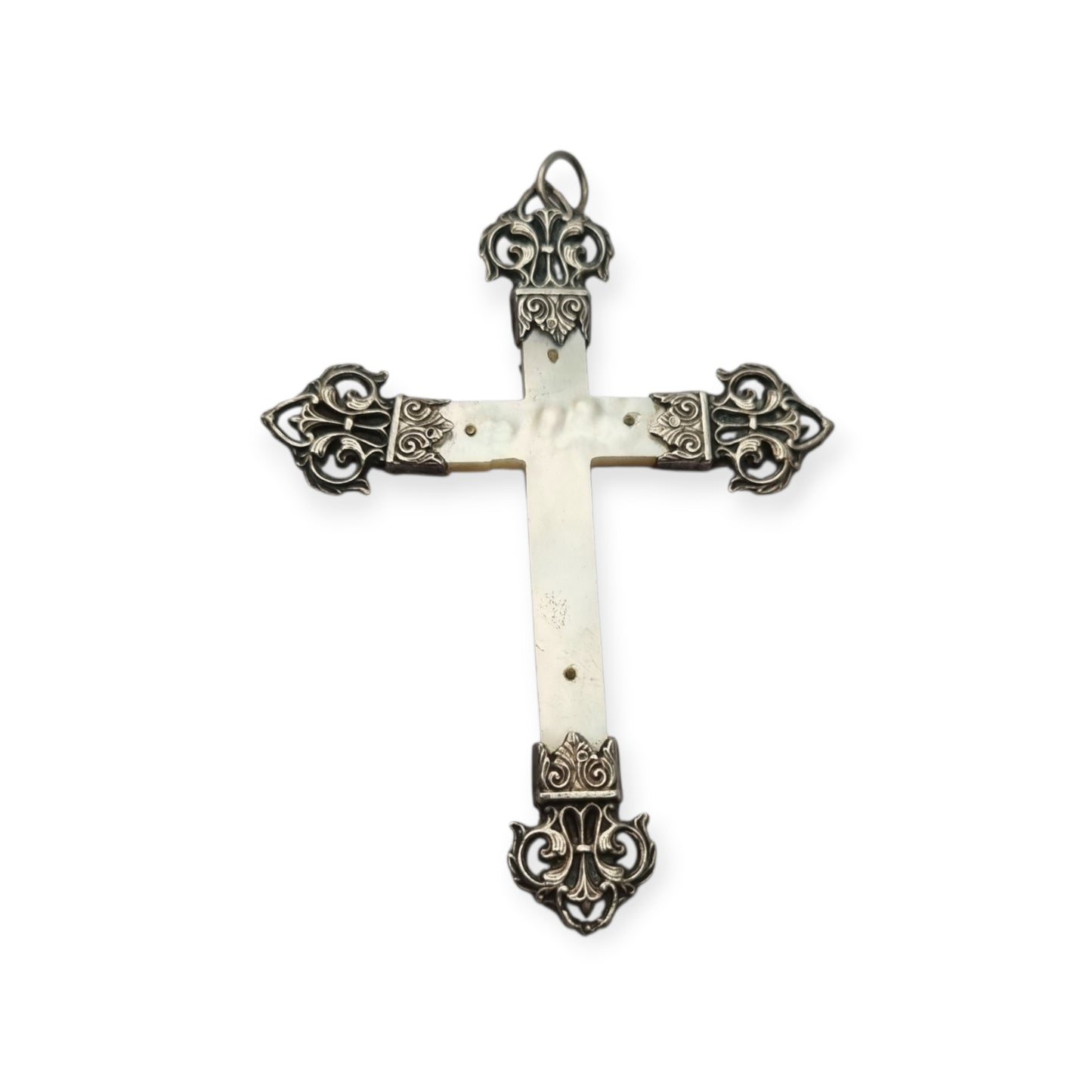 Cruz católica francesa antigua en plata y nácar con Cristo y remates calados, circa 1900–1930