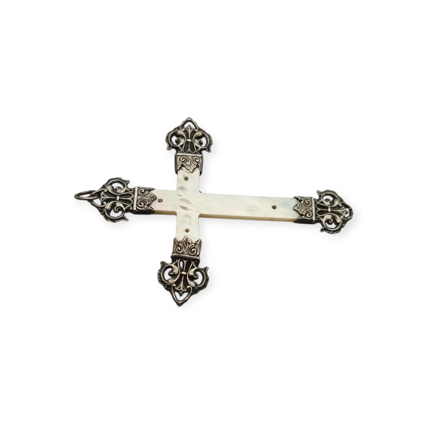 Cruz católica francesa antigua en plata y nácar con Cristo y remates calados, circa 1900–1930