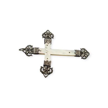 Cruz católica francesa antigua en plata y nácar con Cristo y remates calados, circa 1900–1930