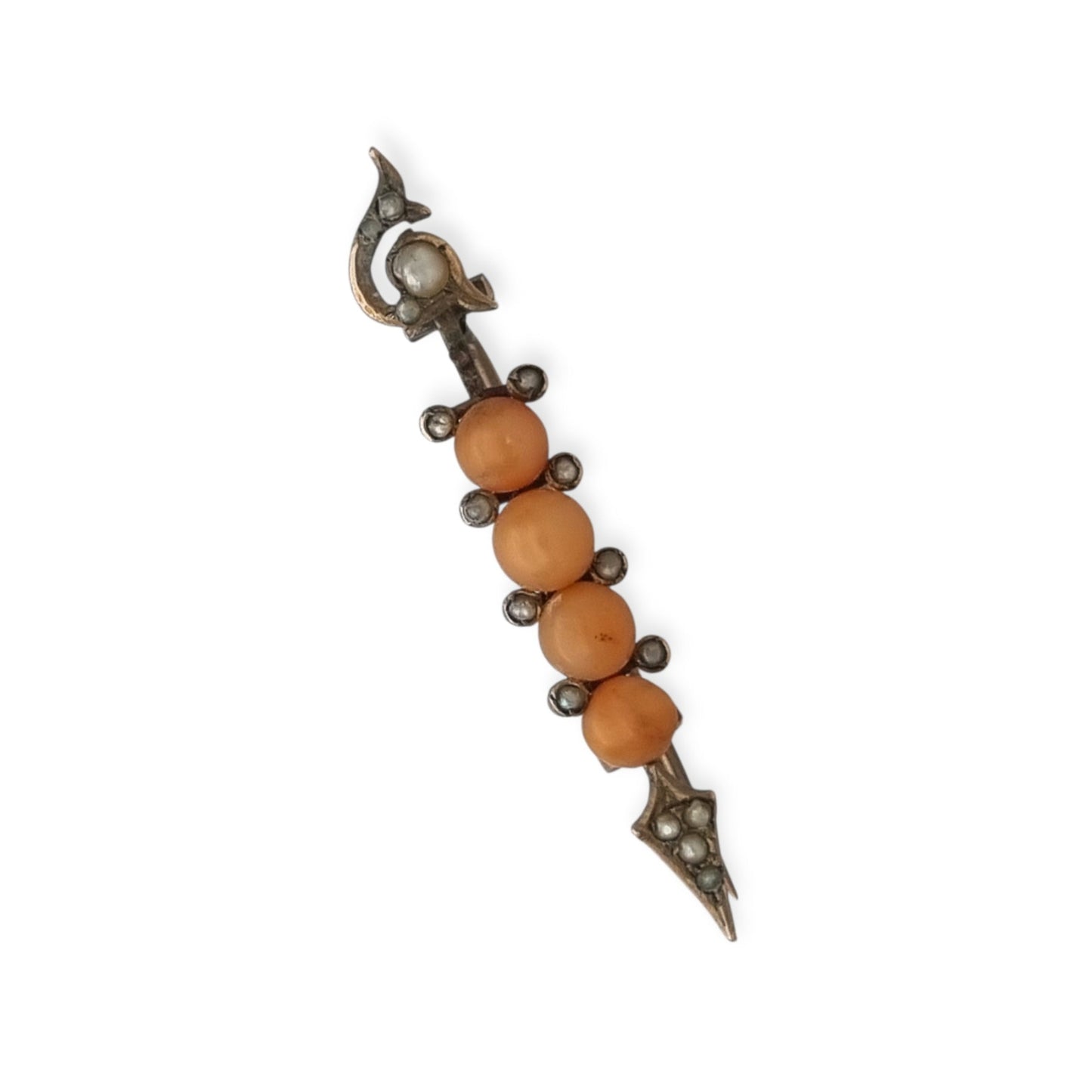 Broche flecha victoriano en metal dorado con coral y perlas, joya floral europea, ca. 1880–1900