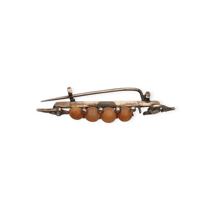 Broche flecha victoriano en metal dorado con coral y perlas, joya floral europea, ca. 1880–1900