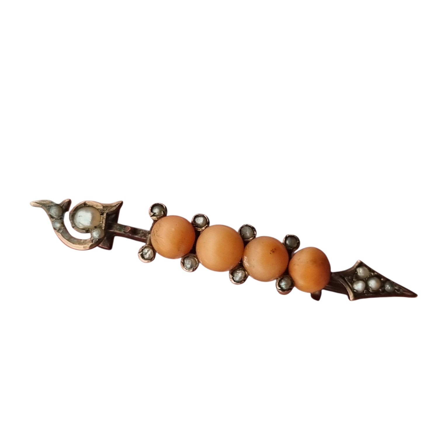 Broche flecha victoriano en metal dorado con coral y perlas, joya floral europea, ca. 1880–1900