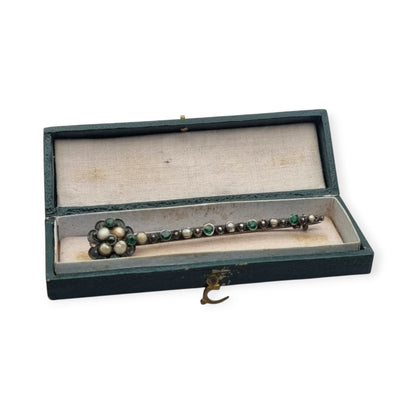 Antique bar brooch in silver with pearls and green stones, Victorian-Edwardian jewelry circa 1890–1920