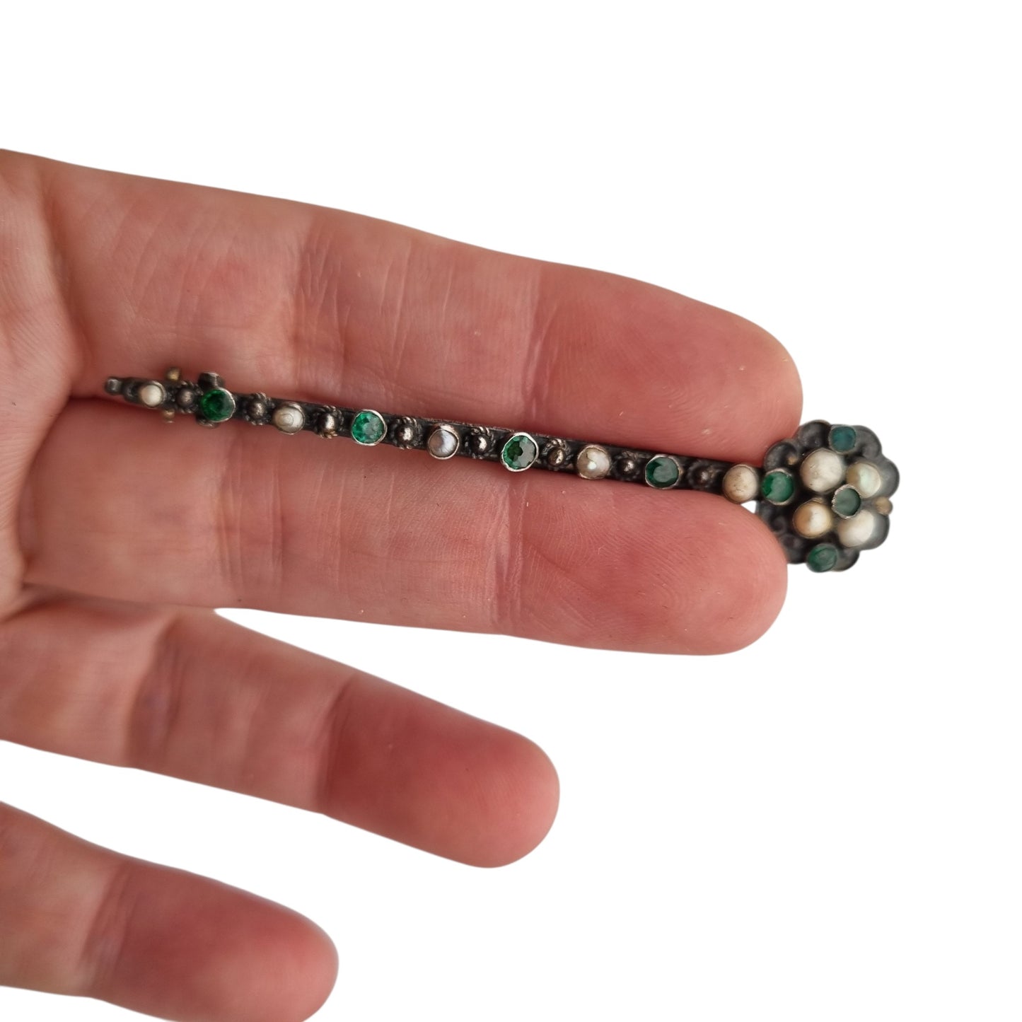 Antique bar brooch in silver with pearls and green stones, Victorian-Edwardian jewelry circa 1890–1920