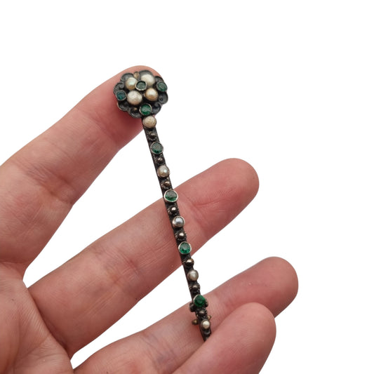 Broche de barra antiguo en plata con perlas y piedras verdes, joyería victoriana- eduardiana circa 1890–1920