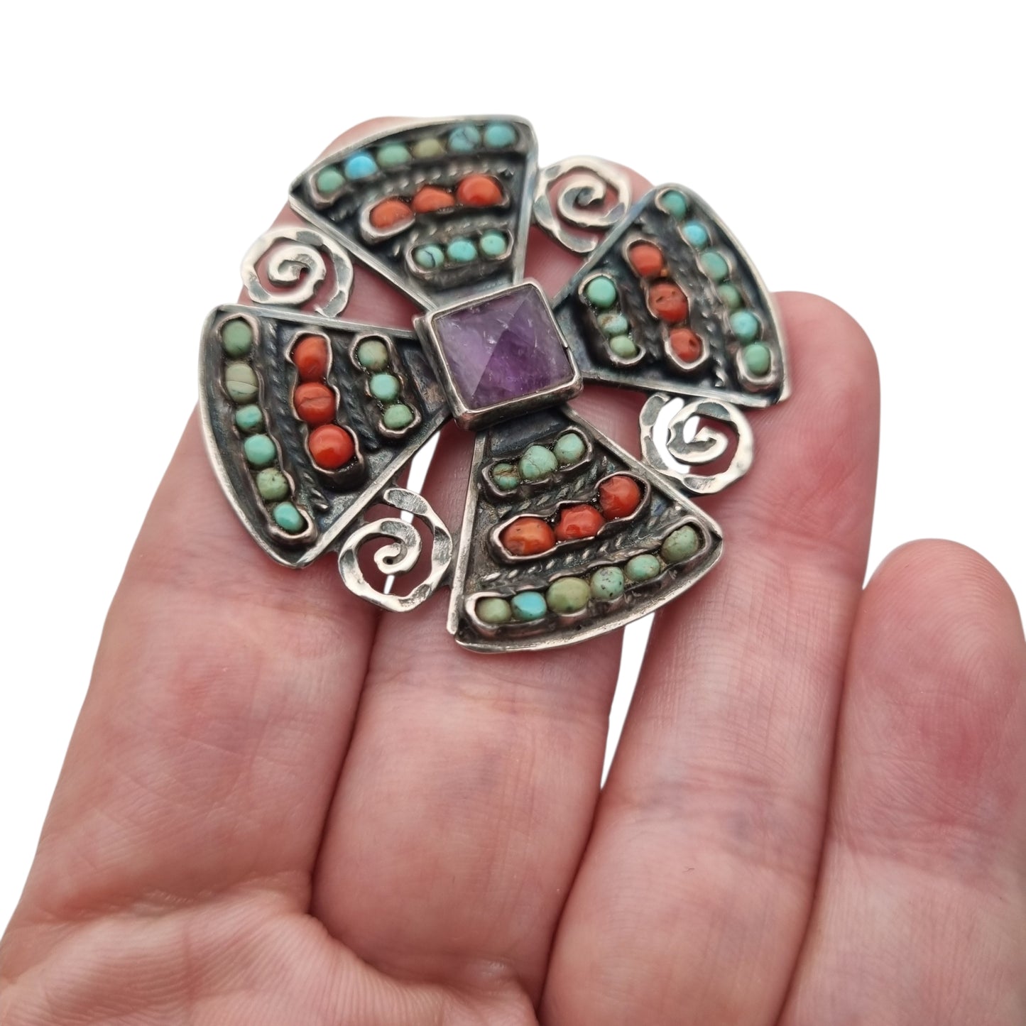 Broche cruciforme mexicano MATL SALAS en plata con turquesa, coral y amatista, joyería de autor, ca. 1960
