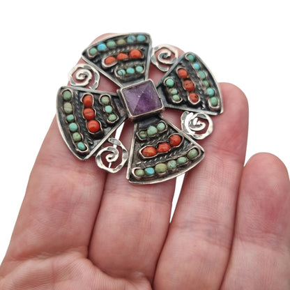Broche cruciforme mexicano MATL SALAS en plata con turquesa, coral y amatista, joyería de autor, ca. 1960
