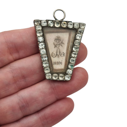 Colgante sentimental romántico francés «A moi» en metal con pasta de vidrio y esmalte azul, ca. 1800–1840
