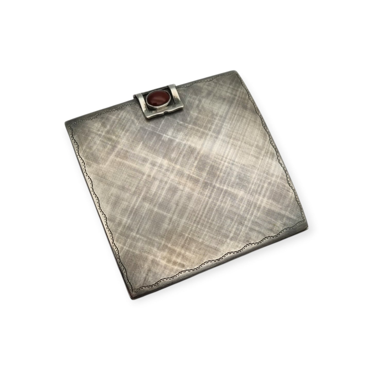 Estuche compacto Art Déco en plata 800 con cabujón de cornalina, Europa continental, ca. 1925–1940