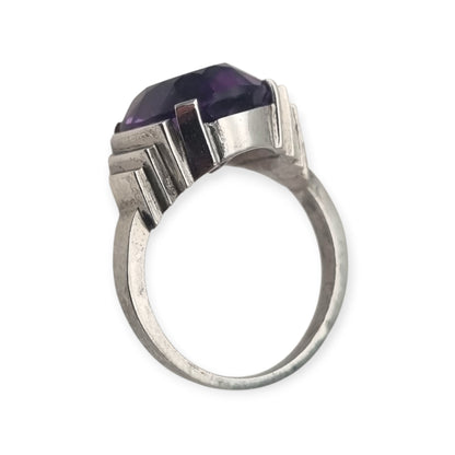 Anillo cocktail Art Déco francés de plata con cristal violeta facetado, influencia Tank, ca. 1930–1940