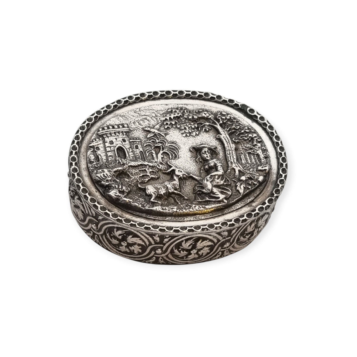 Caja oval de plata Rococó Revival con interior dorado y escena pastoril en relieve, circa 1940–1950