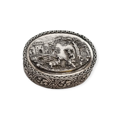 Caja oval de plata Rococó Revival con interior dorado y escena pastoril en relieve, circa 1940–1950
