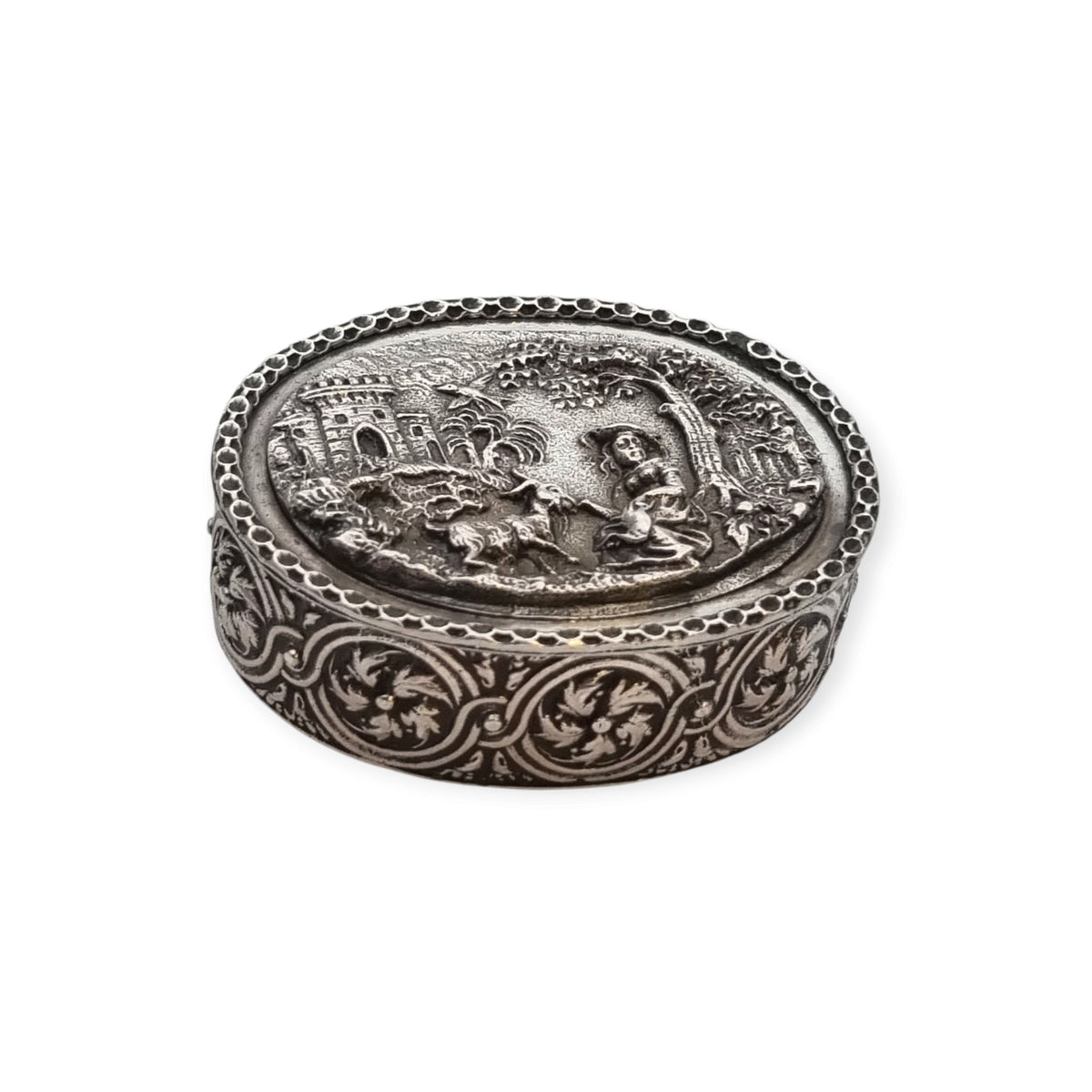 Caja oval de plata Rococó Revival con interior dorado y escena pastoril en relieve, circa 1940–1950