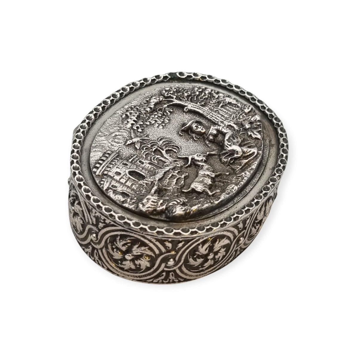 Caja oval de plata Rococó Revival con interior dorado y escena pastoril en relieve, circa 1940–1950