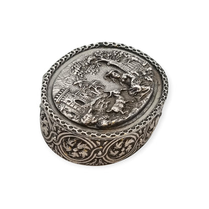 Caja oval de plata Rococó Revival con interior dorado y escena pastoril en relieve, circa 1940–1950