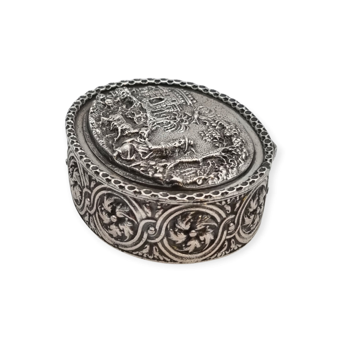 Caja oval de plata Rococó Revival con interior dorado y escena pastoril en relieve, circa 1940–1950