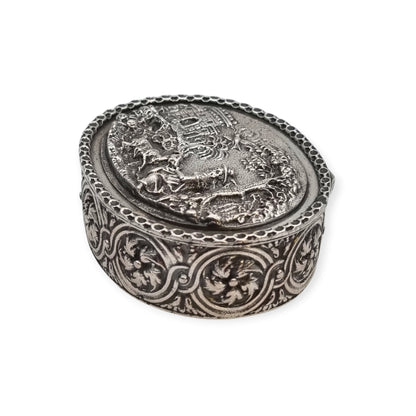 Caja oval de plata Rococó Revival con interior dorado y escena pastoril en relieve, circa 1940–1950