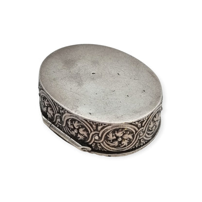 Caja oval de plata Rococó Revival con interior dorado y escena pastoril en relieve, circa 1940–1950