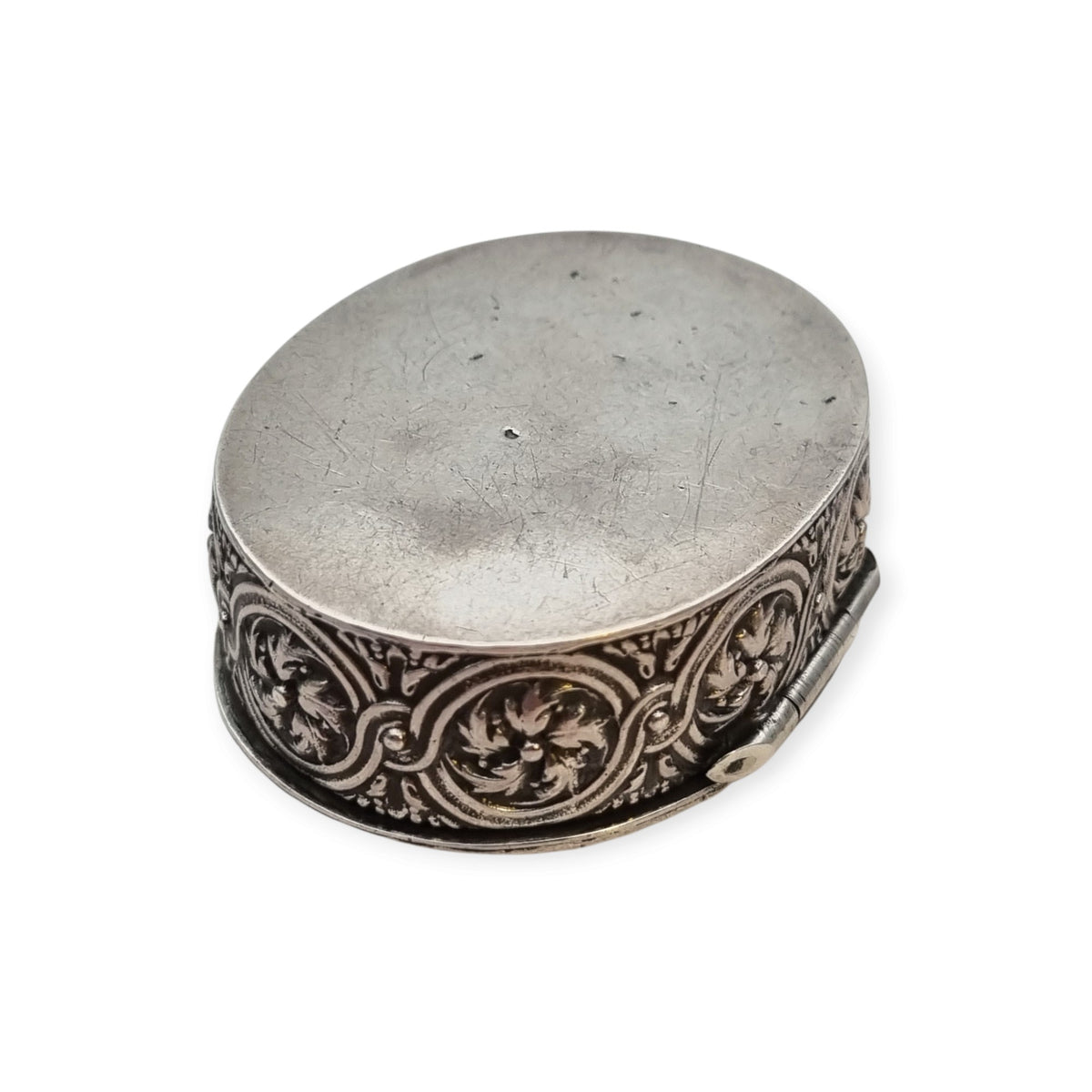 Caja oval de plata Rococó Revival con interior dorado y escena pastoril en relieve, circa 1940–1950