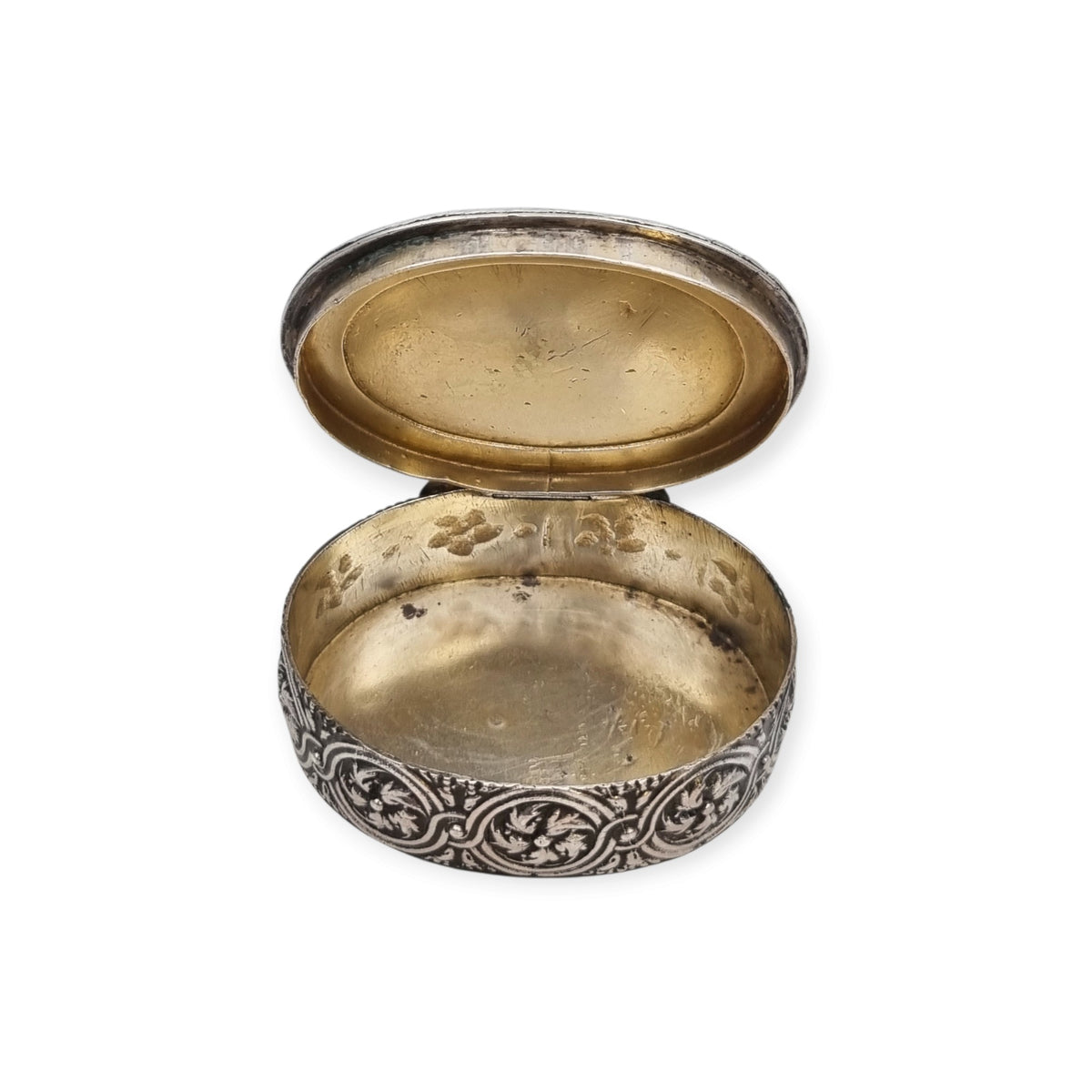 Caja oval de plata Rococó Revival con interior dorado y escena pastoril en relieve, circa 1940–1950