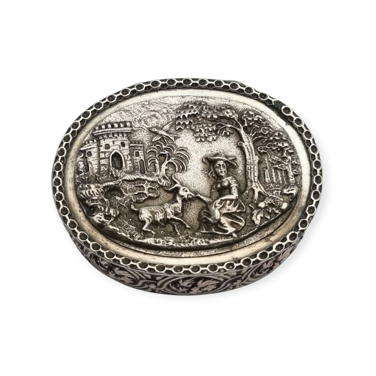 Caja oval de plata Rococó Revival con interior dorado y escena pastoril en relieve, circa 1940–1950