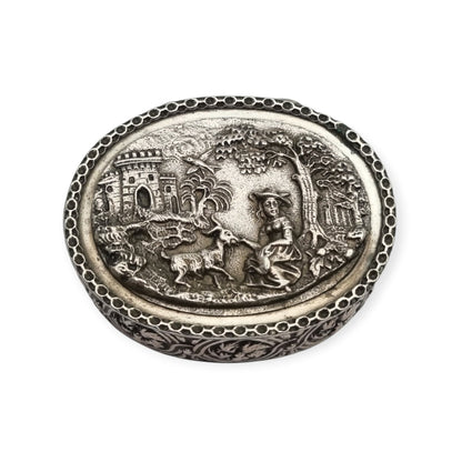 Caja oval de plata Rococó Revival con interior dorado y escena pastoril en relieve, circa 1940–1950