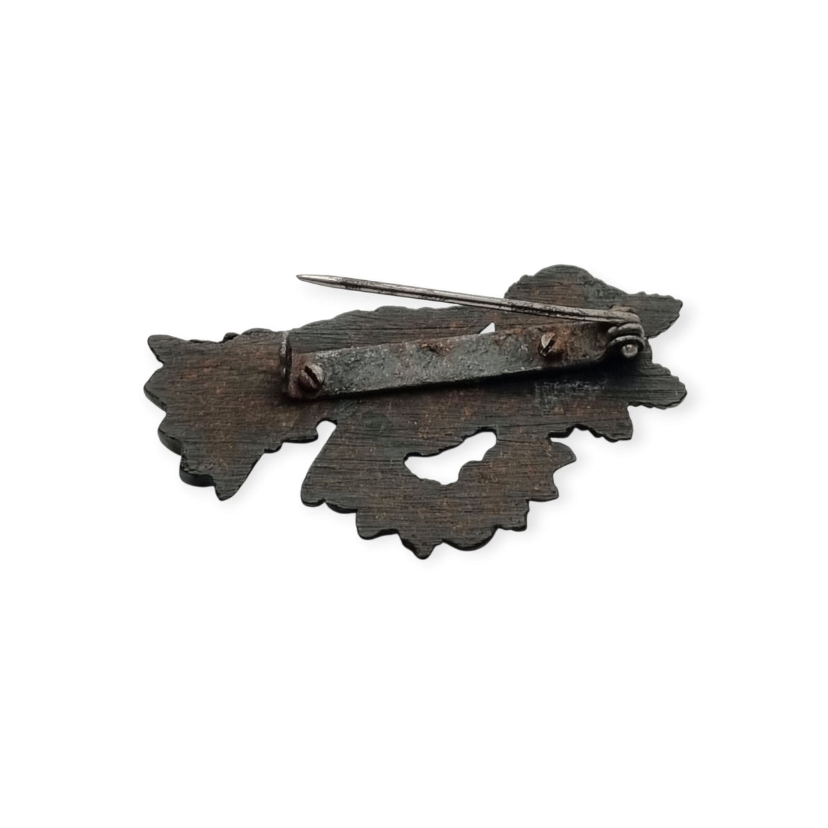 Broche victoriano de mano con rosa y corona floral, probable vulcanita, joyería sentimental circa 1870–1890