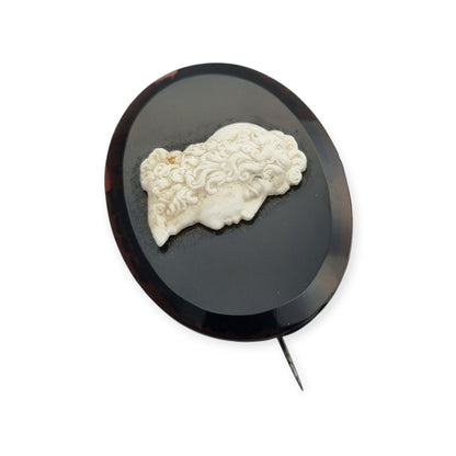 Broche vintage con camafeo neoclásico aplicado, placa negra oval y perfil clásico, circa 1930–1960