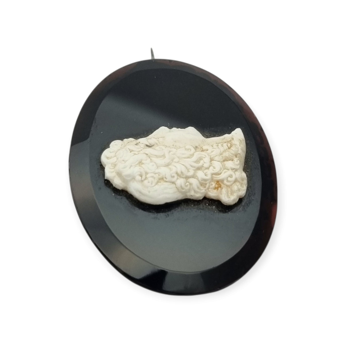 Broche vintage con camafeo neoclásico aplicado, placa negra oval y perfil clásico, circa 1930–1960