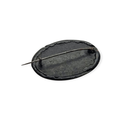 Broche vintage con camafeo neoclásico aplicado, placa negra oval y perfil clásico, circa 1930–1960