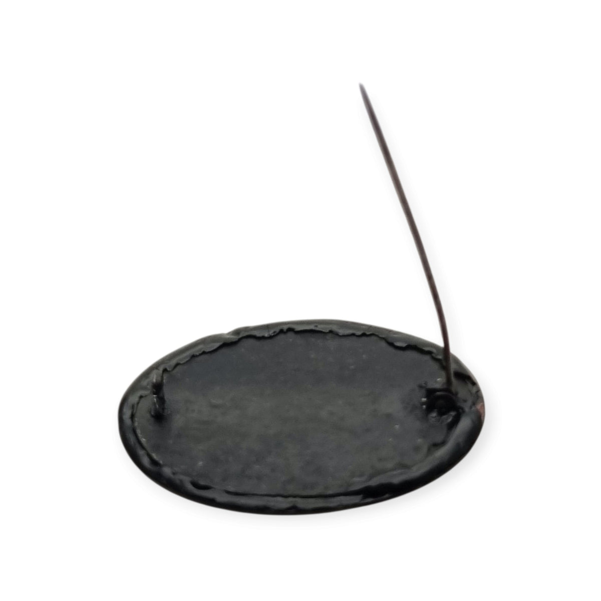 Broche vintage con camafeo neoclásico aplicado, placa negra oval y perfil clásico, circa 1930–1960
