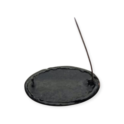 Broche vintage con camafeo neoclásico aplicado, placa negra oval y perfil clásico, circa 1930–1960